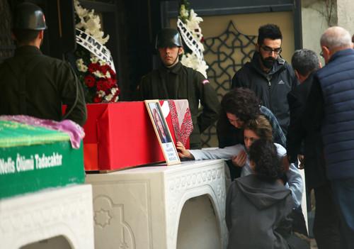 Şehidin kızı yürekleri dağladı: Annemi burada bırakamayız