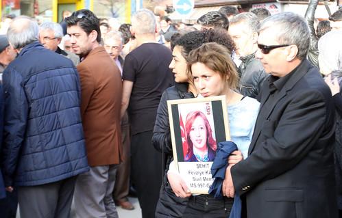 Şehidin kızı yürekleri dağladı: Annemi burada bırakamayız