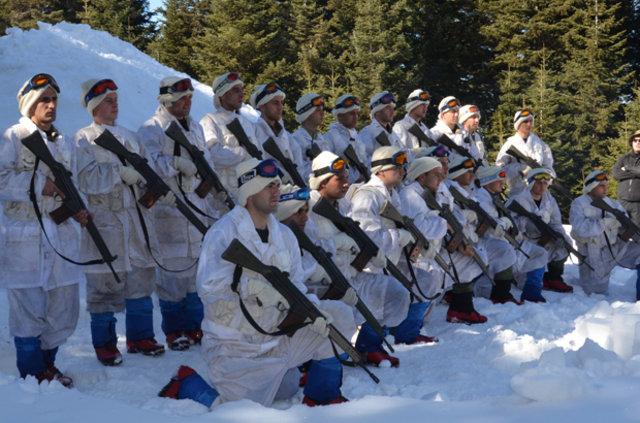 Özel komandolar Ilgaz Dağı'nda kış eğitiminde