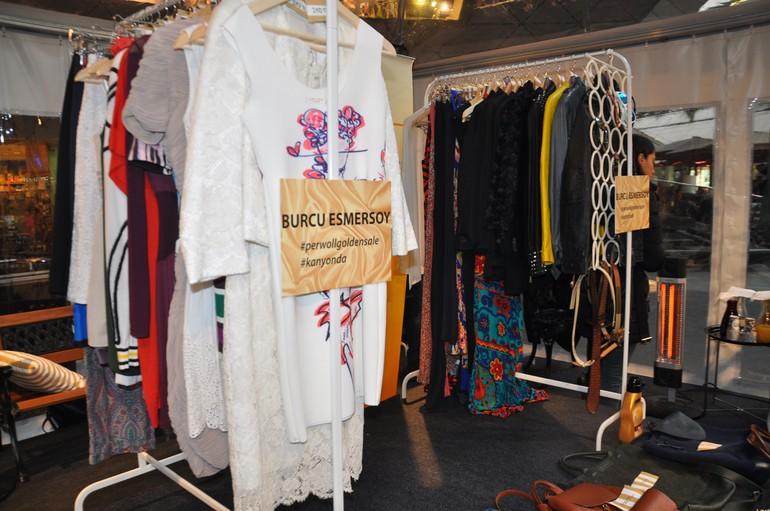 Burcu Esmersoy nikah kıyafetini satışa çıkardı