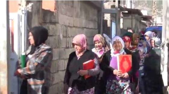 Kur'an'a sarılarak şehit evine giden anneler
