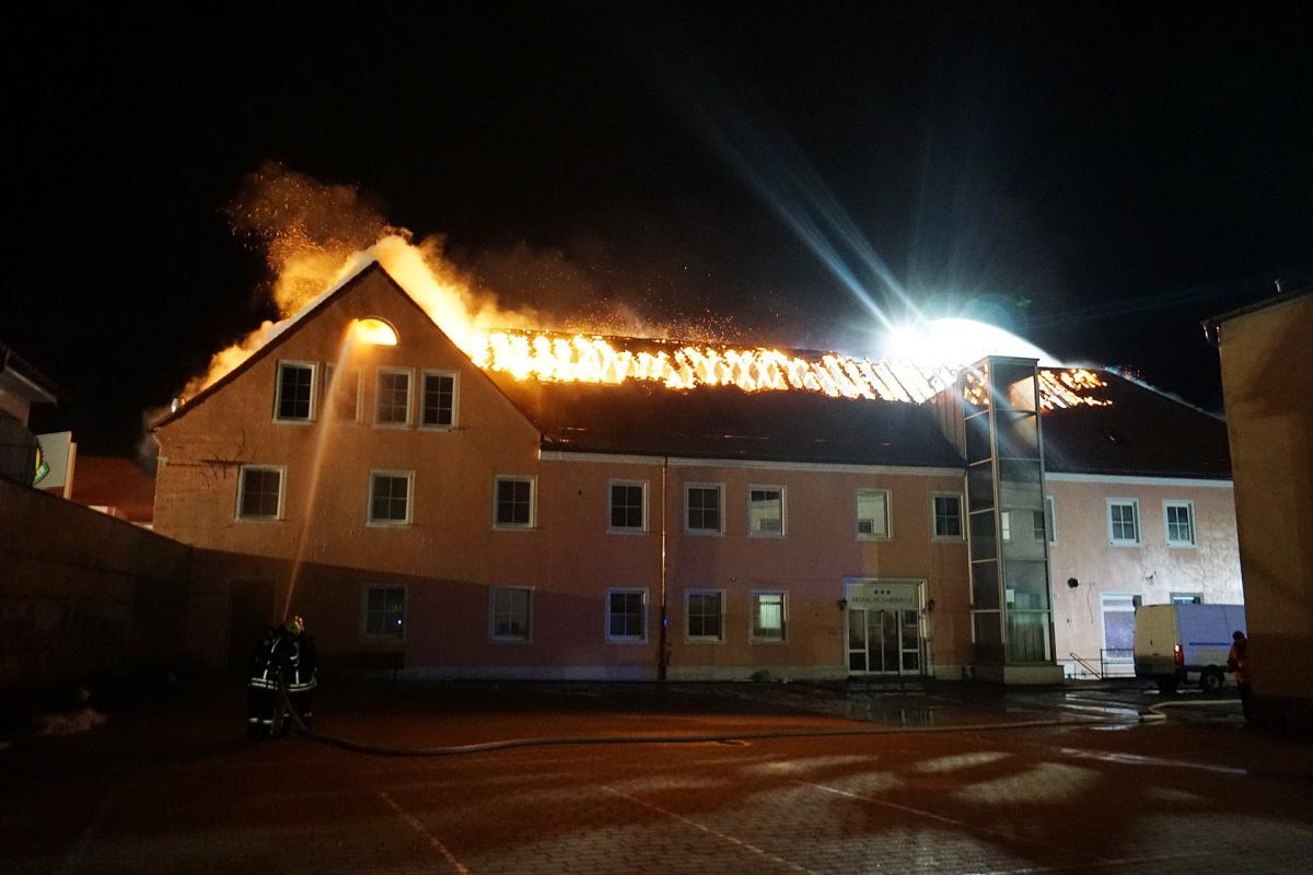 Mülteciler için hazırlanan bina yakıldı, Almanlar sevindi