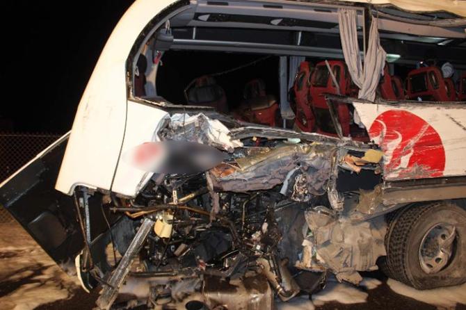 Aynı firmaya ait iki yolcu otobüsü çarpıştı: 1 ölü