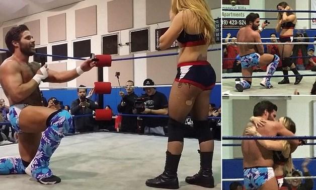 Güreştiği sevgilisine ringde evlenme teklifi etti