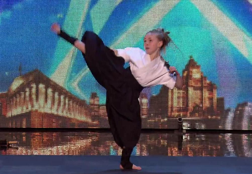 Minik ninjanın katana gösterisi büyüledi İZLE