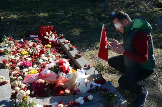 Yaralı asker şehit arkadaşını ziyaret etti