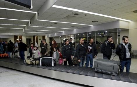 Finlandiya'dan Irak'a dönen mülteciler yeri öptü