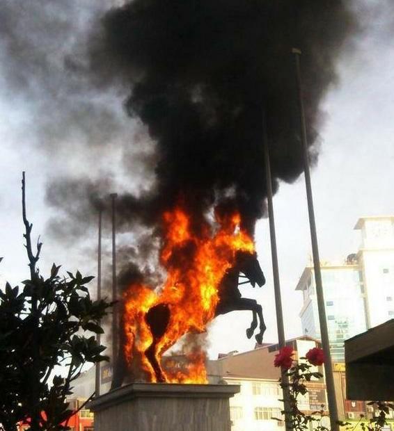 Atatürk heykelini yakanlara 1 yıl 3 ay hapis