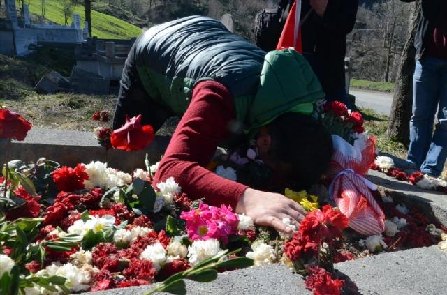 Yaralı asker şehit arkadaşını ziyaret etti