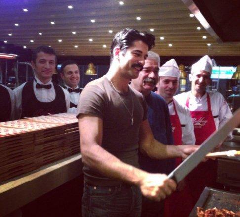 Burak Özçivit dönerci dükkanını devrediyor