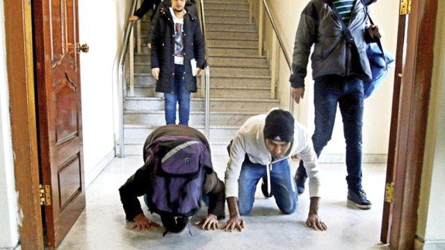 Finlandiya'dan Irak'a dönen mülteciler yeri öptü