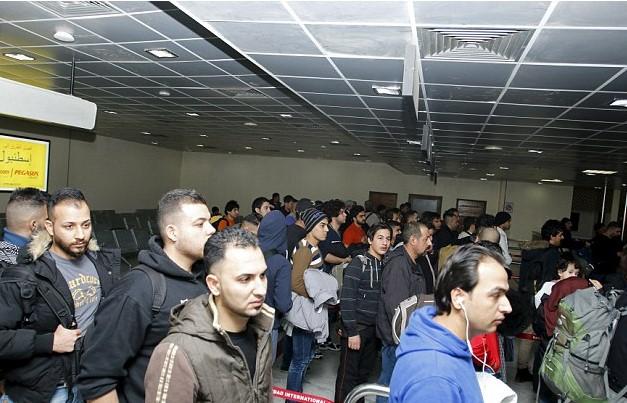 Finlandiya'dan Irak'a dönen mülteciler yeri öptü