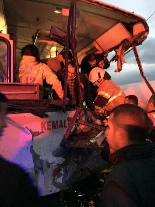 İzmir'de feci kaza: 1ölü 23 yaralı