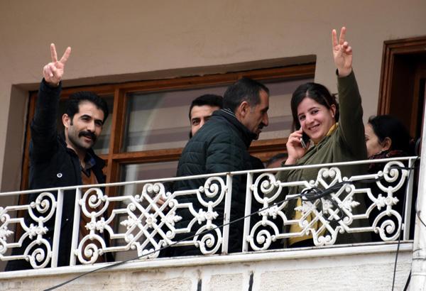 Ankara saldırısı için zafer işareti yapan HDP'liler