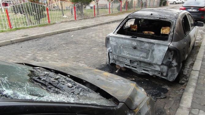 Askeri personellerin araçları kundaklandı