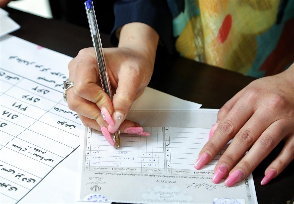 İran halkı sandık başında