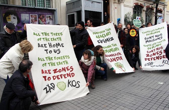 Fransız Konsolosluğu önünde protesto