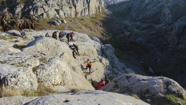 Fotoğraf çekerken kayalıklardan düşüp yaralandı
