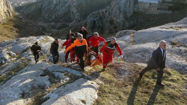 Fotoğraf çekerken kayalıklardan düşüp yaralandı