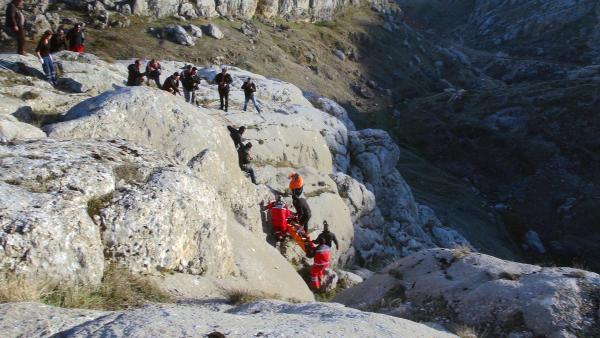 Fotoğraf çekerken kayalıklardan düşüp yaralandı
