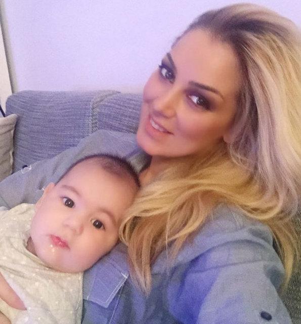 Petek Dinçöz oğlunun yüzünü gösterdi