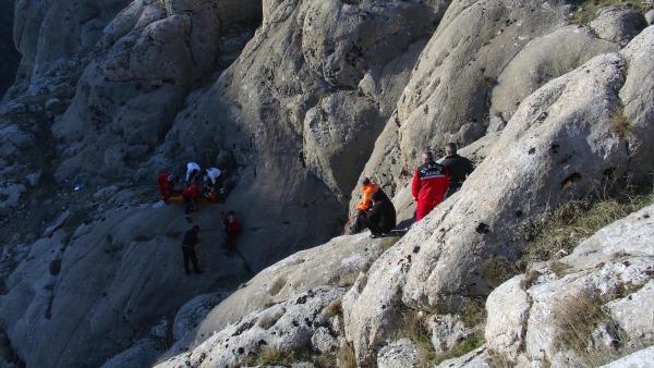 Fotoğraf çekerken kayalıklardan düşüp yaralandı