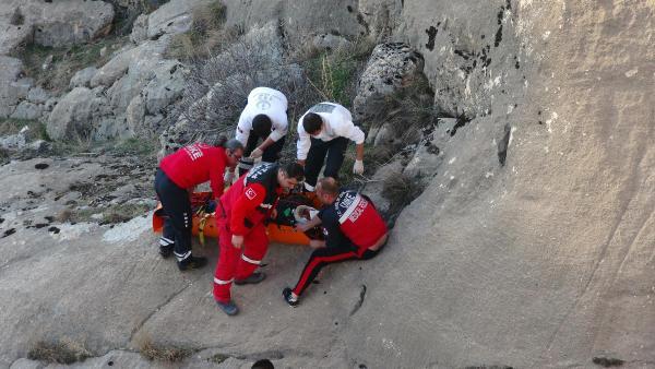 Fotoğraf çekerken kayalıklardan düşüp yaralandı