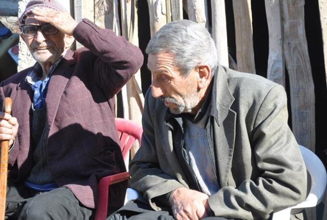 Şehit oğlunun acısına dayanamadı