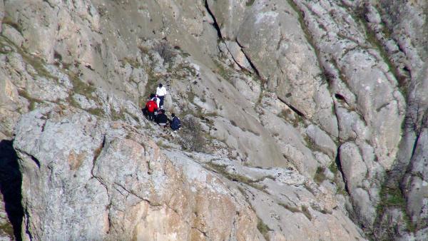 Fotoğraf çekerken kayalıklardan düşüp yaralandı