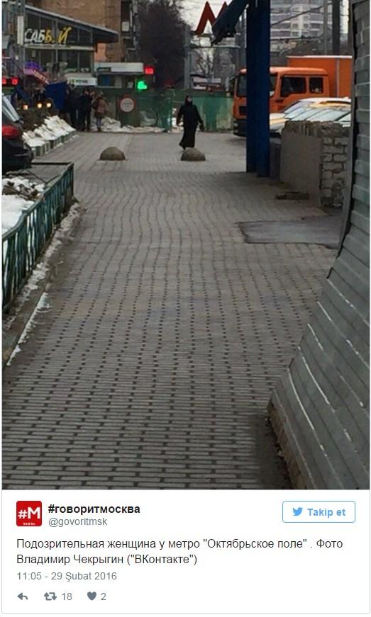 Moskova'da bir kadın elinde kesik çocuk başıyla yürüdü