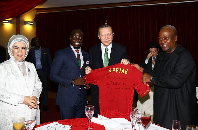 Appiah'tan Cumhurbaşkanı Erdoğan'a hediye