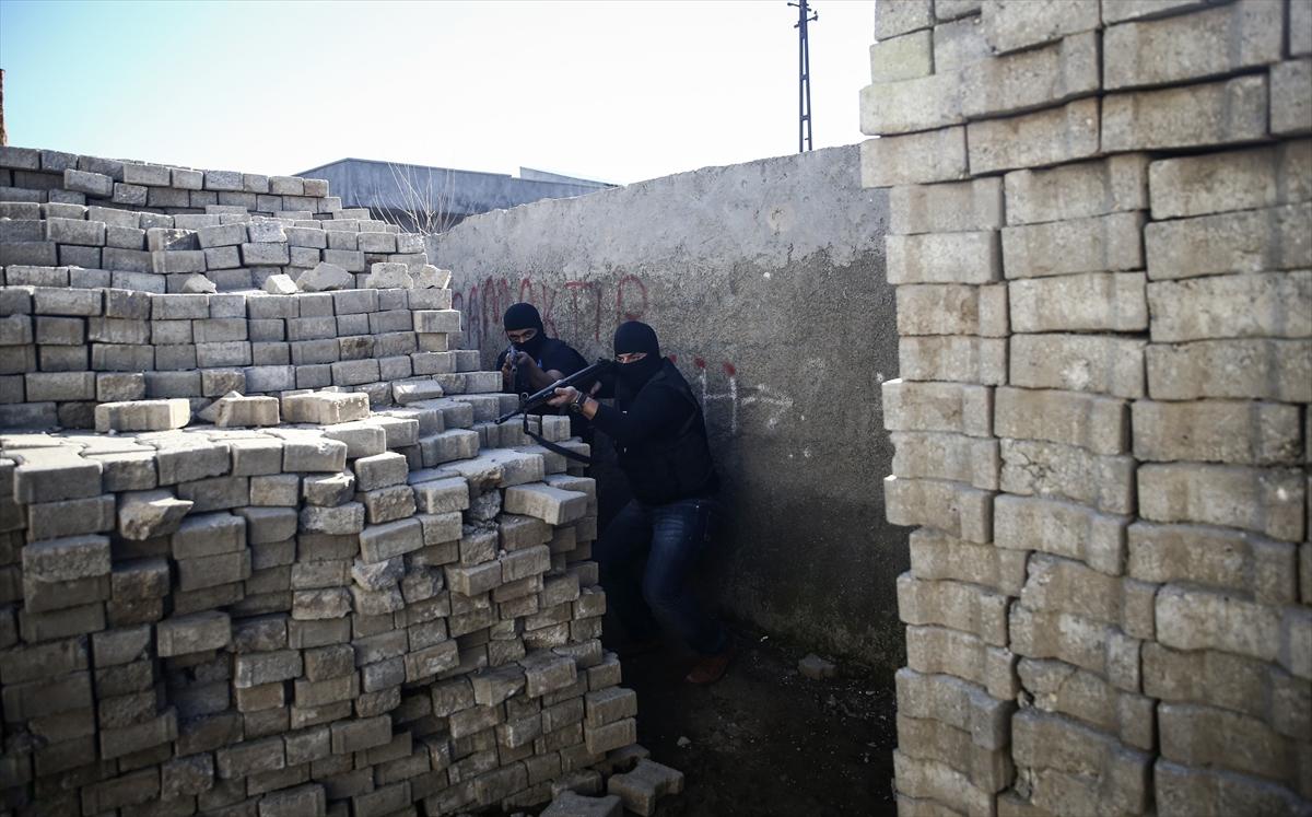 Teröristlerin kilit taşlarından yaptığı tünel bulundu