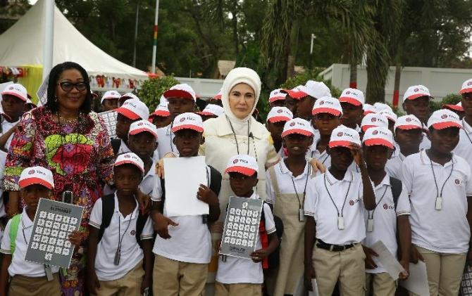 Emine Erdoğan'dan yetimhane ziyareti