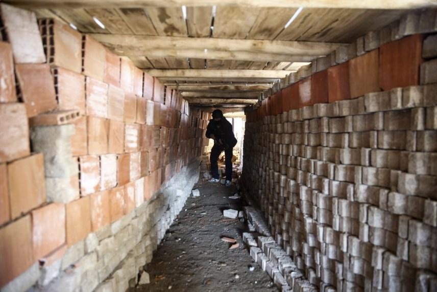 Teröristlerin kilit taşlarından yaptığı tünel bulundu