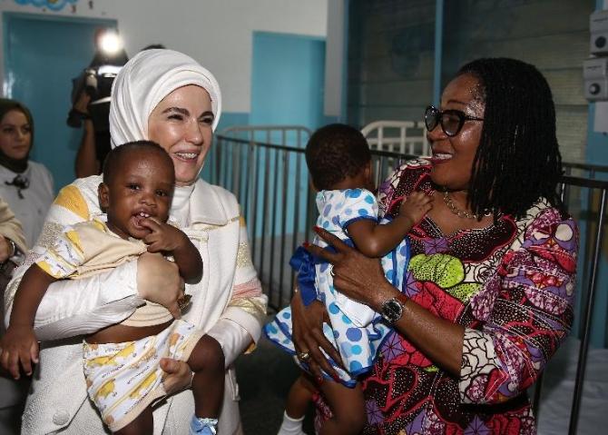 Emine Erdoğan'dan yetimhane ziyareti