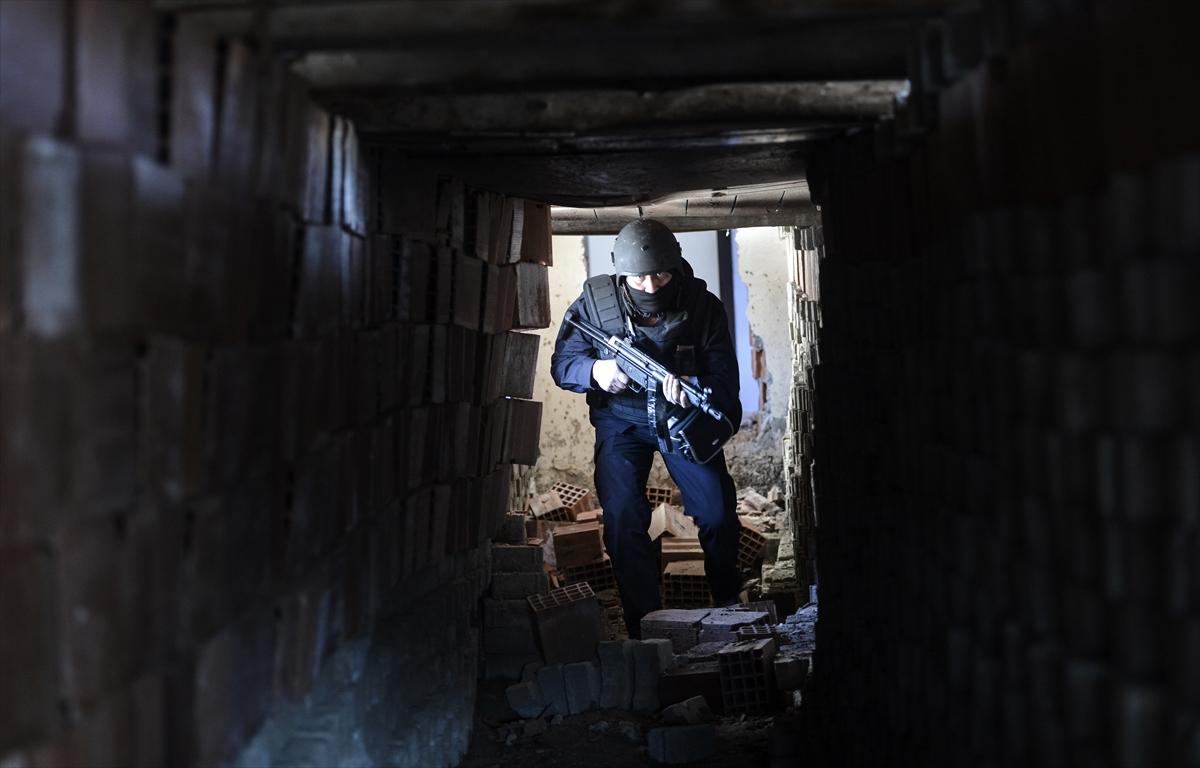 Teröristlerin kilit taşlarından yaptığı tünel bulundu