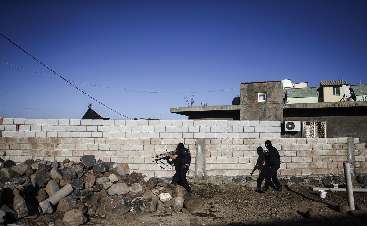 Teröristlerin kilit taşlarından yaptığı tünel bulundu