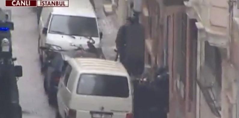 Bayrampaşa'da polise atılan el bombasının patlama anı