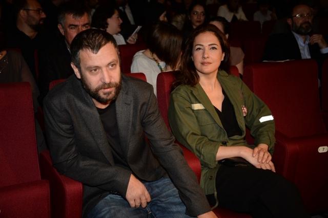 Meltem Cumbul ödül törenine aşırı spor kıyafetle katıldı