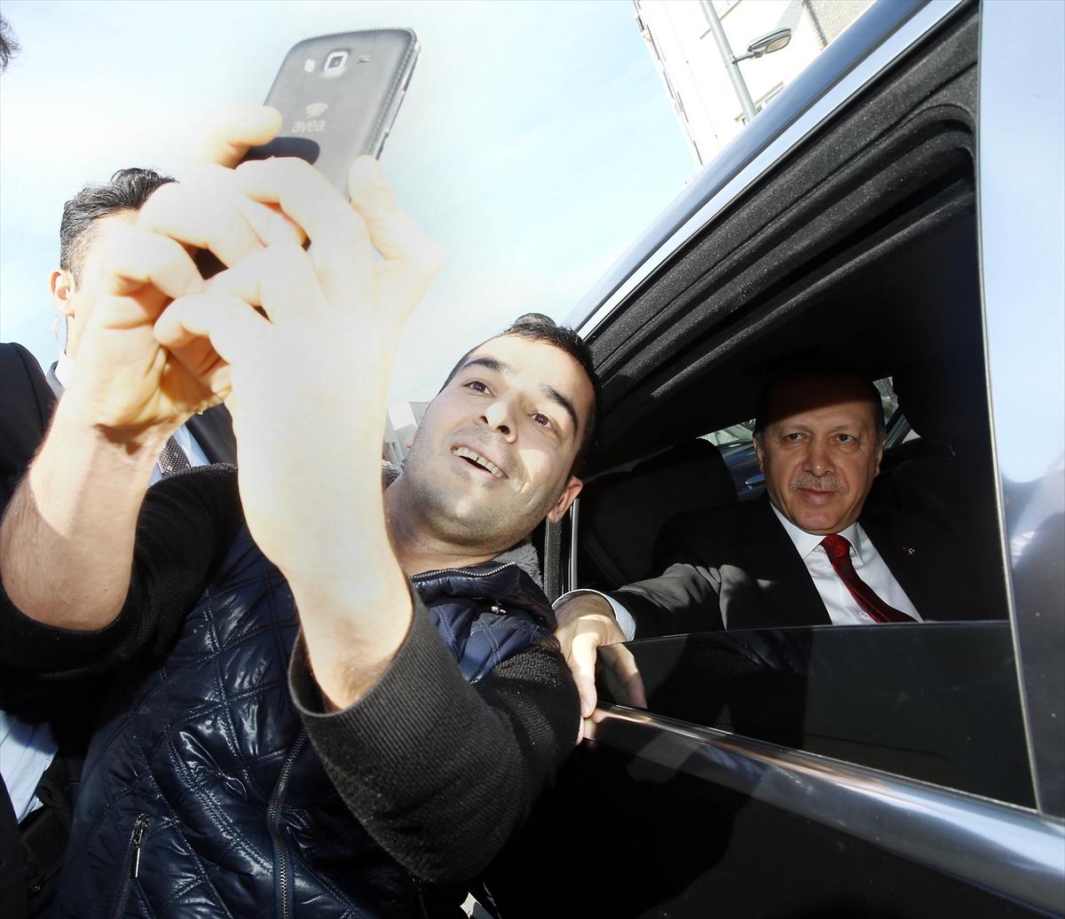 Erdoğan’ın konvoyunu durdurup selfie çektiler