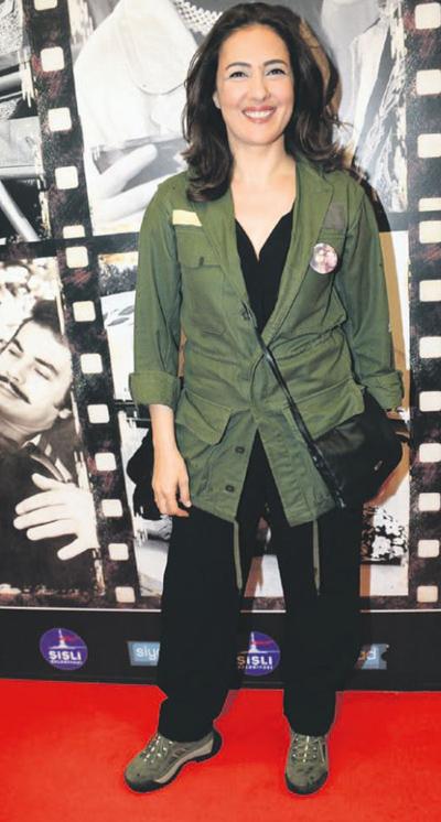 Meltem Cumbul ödül törenine aşırı spor kıyafetle katıldı