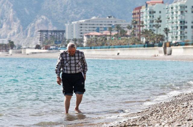 Antalya'da kar manzaralı plaj keyfi