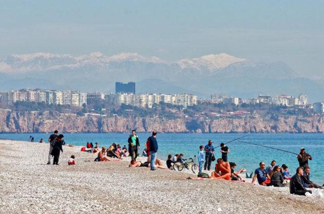 Antalya'da kar manzaralı plaj keyfi