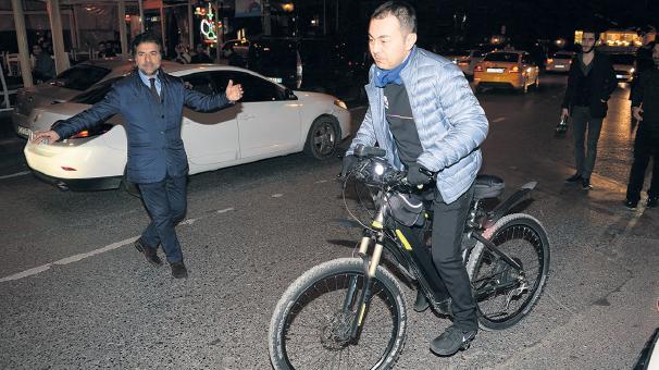 Serdar Ortaç bisikletle