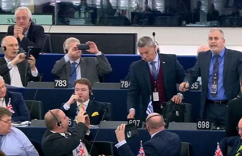 Irkçı Yunan vekil Avrupa Parlamentosu'ndan kovuldu