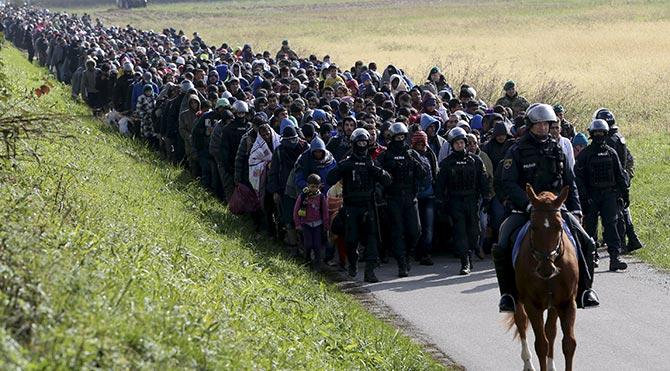 Slovenya göçmen güzergahını kapatıyor