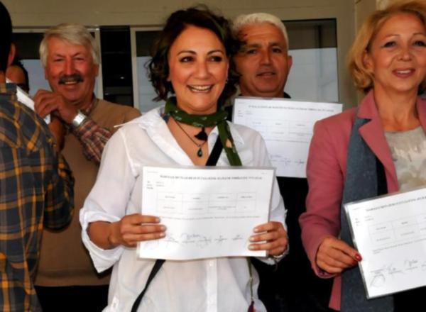 Özlem Tekin muhtarlık azalığı için mazbatasını aldı