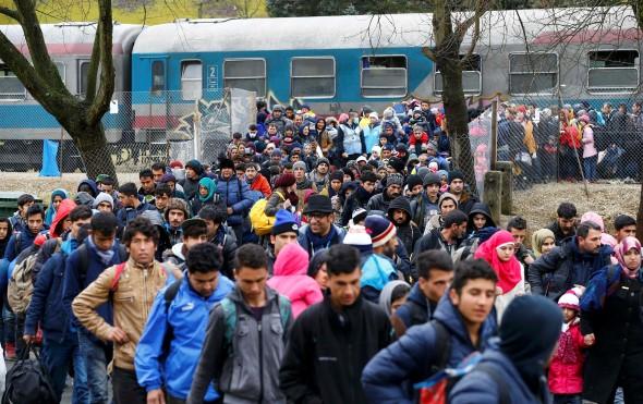 Slovenya göçmen güzergahını kapatıyor