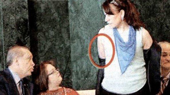 Erdoğan'la tokalaştıktan sonra elini yüzüne süren kadın