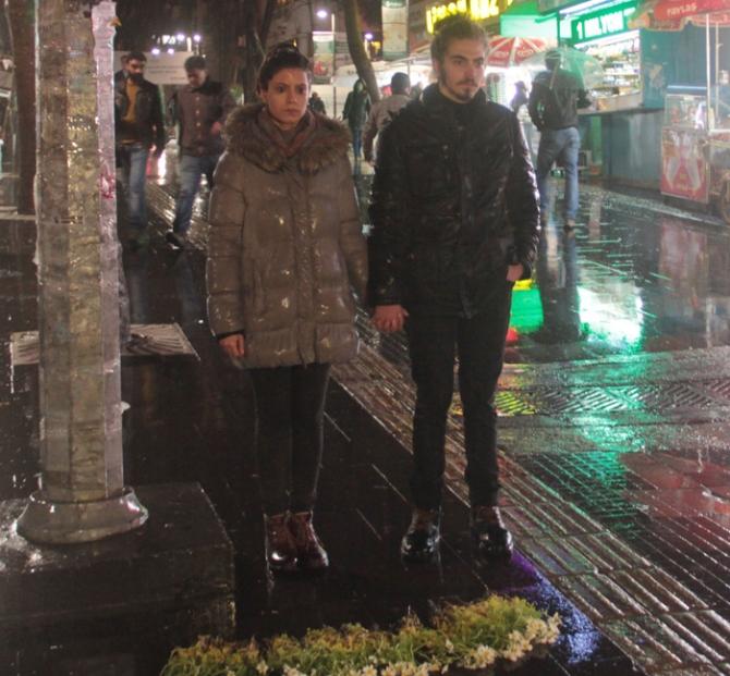 Ankara'da 'duran çift' eylemi